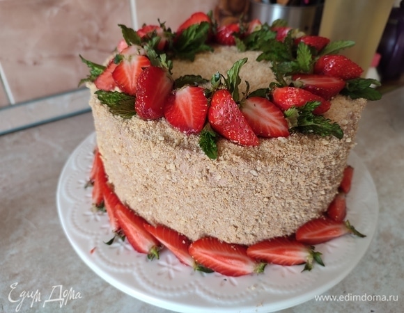 На следующий день снять форму, обмазать верх и бока торта оставшимся кремом. Обрезки от коржей перемолоть в блендере и обсыпать ими верх и бока. Украсить по своему желанию.