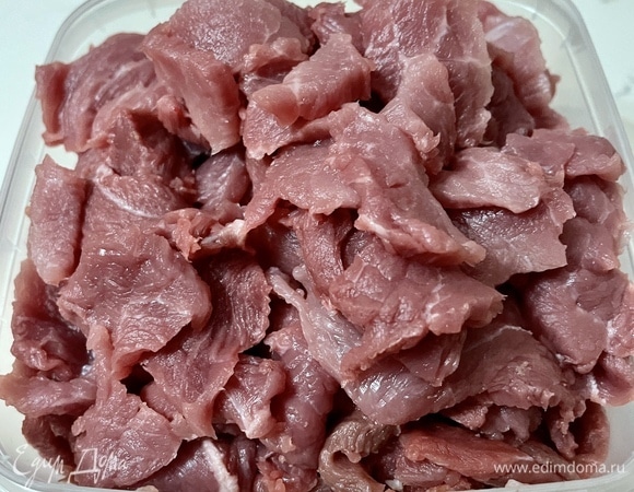 Надо взять кусок постной свинины (на самом деле это может быть и говядина или баранина — не очень важно). Граммов, допустим, шестьсот. Нет, если рассчитывать на одну порцию, то хватит и меньшего количества, в общем, берите столько, сколько съедите. Итак, я взял шестьсот граммов и все остальное брал тоже применимо именно к этому количеству мяса. Нарезал тонкими пластинками. Не очень большого размера, конечно.