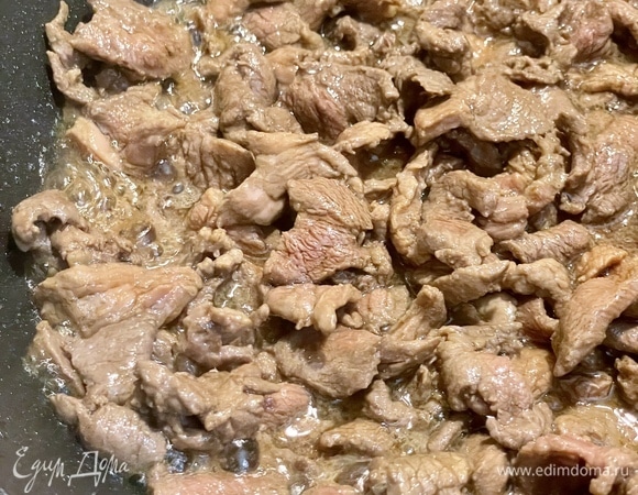На довольно сильном огне, постоянно перемешивая, жарим-тушим мясо. Добиваясь состояния, когда мясной сок выпарится вовсе. Происходить это будто постепенно, как на этих картинках.