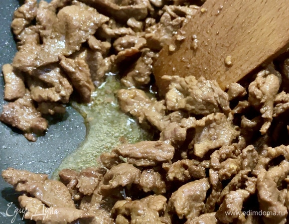 И добавил столовую ложку бальзамического крема. Опять же тщательно, но деликатно перемешал. Минутку-вторую прогрел, и мясо нужно из сковороды переложить в салатницу.