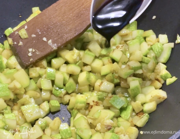 Конечно, добавил немного растительного масла. Желательно и необходимо того же самого, из виноградных косточек. Деликатно перемешивая, добился состояния, что называется, прогретого промасленного кабачка, а потом добавил ложку соевого соуса.