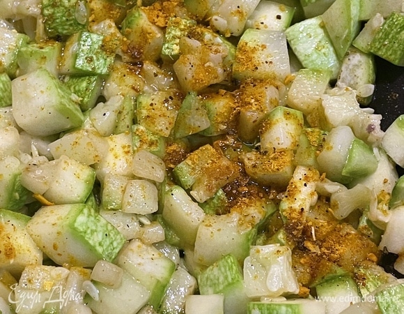 Еще через пять минут — смесь специй. Есть у меня такая в запасе. Специально для таких вот горячих закусок. Про состав не спрашивайте, я не знаю. Но думаю, перец черный, паприка, куркума, травки какие-то, в общем, исходя из собственных пристрастий можно свой коктейль составить.