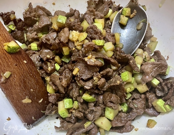 Как только кабачки перестанут жестко хрустеть, но и не распадутся-расползутся в инертную массу, выложил их в салатницу к мясу. Аккуратно перемешал, добавил мелко нарубленную зелень. Очень хорошо бы еще добавить кунжутное семя. Но не случилось его в закромах.