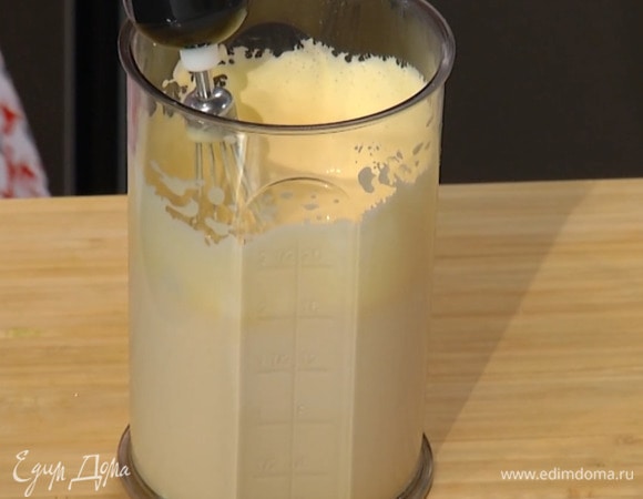 Яичные желтки с сахаром взбить блендером с насадкой-венчиком в воздушную, тягучую массу, всыпать соль и снова взбить, затем понизить скорость, влить небольшое количество горячего молока со сливками и еще немного взбить.