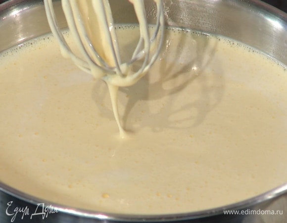 Перелить желтковую массу в кастрюлю с молоком и сливками и, непрерывно помешивая, заварить на небольшом огне до легкого сопротивления венчику.