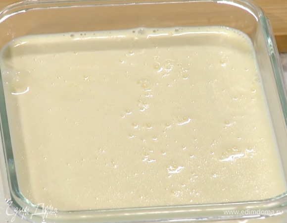 Вылить сливочную массу в глубокую миску и, постоянно помешивая, тонкой струйкой влить оливковое масло, затем перелить все в стеклянный контейнер с крышкой и отправить в морозильник на 3–4 часа.