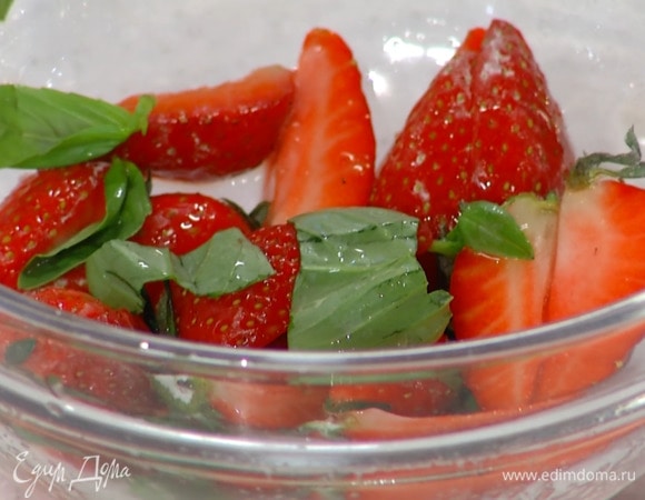 Клубнику разрезать на маленькие дольки, присыпать сахарной пудрой и порванными руками листьями базилика, полить все выжатым из половинки лимона соком.