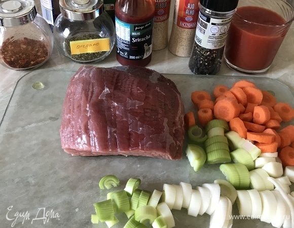 Духовку нагреть до 170°C. Подготовить ингредиенты: мясо (у меня говядина филе), вымыть и обсушить бумажным полотенцем. Лук-порей, чеснок и морковь крупно нарезать.