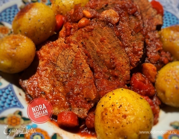 Когда блюдо будет готово, достаем чугунок и даем мясу отдохнуть 15 минут. По желанию соус, в котором готовилось мясо, можно слегка пюрировать блендером, только не забудьте достать лавровый лист!