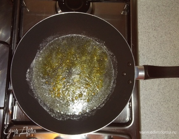 Пока картошка жариться, нужно приготовить овощное дополнение. Для этого на маленькую конфорку плиты поставить разогреваться сковородку, смазав ее растительным маслом. Когда сковорода нагреется, добавить специи, а именно соль, черный молотый перец и сушеный гранулированный чеснок (в ингредиентах он указан как просто сушеный). Перемешать специи с маслом и дать им чуть прогреться (секунд 10).