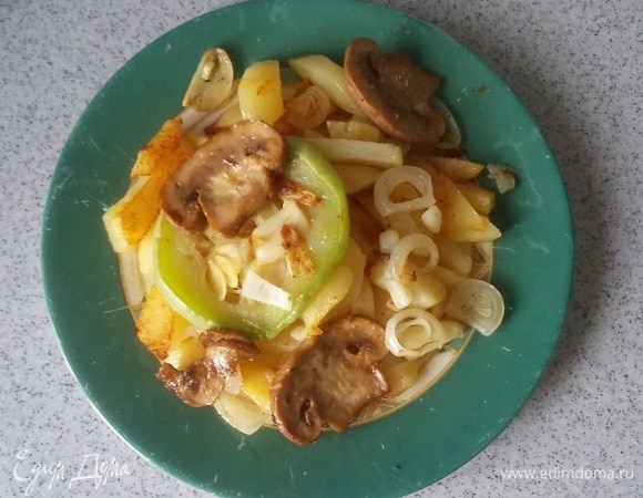 Когда картошка пожарится, разложить ее по тарелкам. Сверху выложить на картошку овощное дополнение, т. е. обжаренные овощи, и подать к столу. Приятного аппетита!