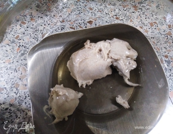 Закваску развести с водой.