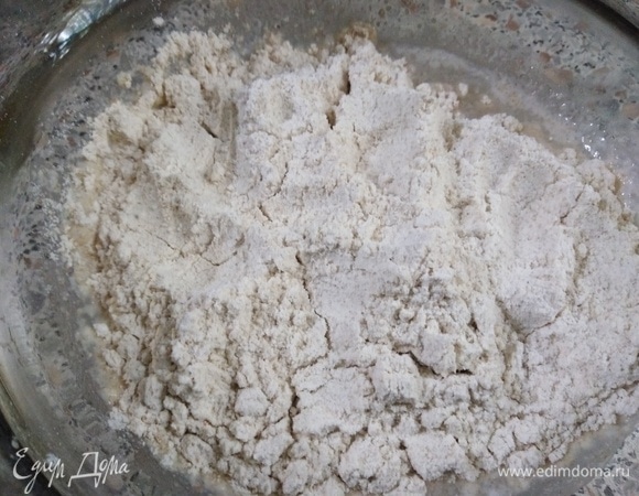 Затем всыпать в смесь муку.