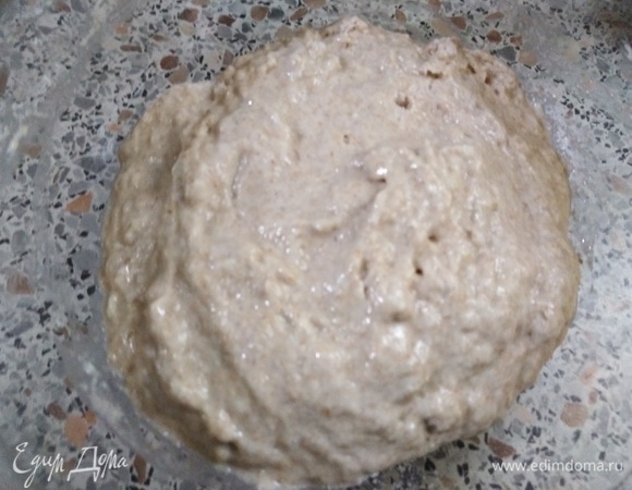 Замешать получившуюся опару, накрыть пленкой и оставить при комнатной температуре на 7–12 часов. Опара должна подняться в 2–3 раза.