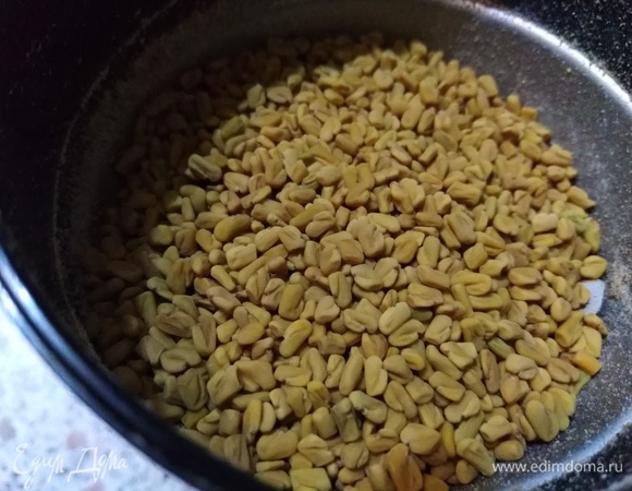 Семена пажитника перемолоть в кофемолке.