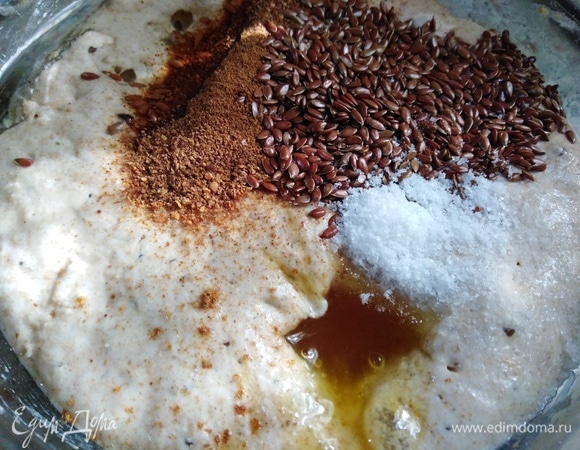 В подошедшую опару добавить мед, соль, растительное масло, пажитник и семена льна. Хорошо перемешать опару.