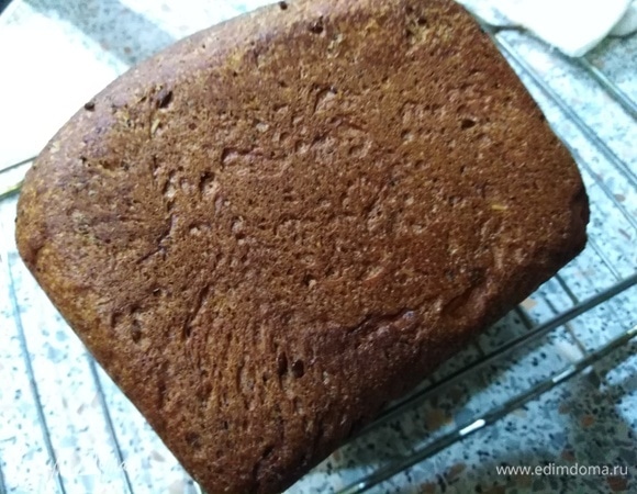 Вынуть готовый хлеб из формы и остудить на решетке.
