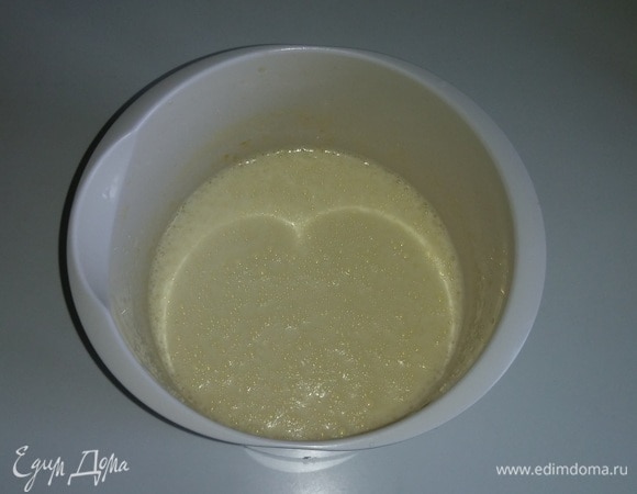 В глубокую емкость насыпать манную крупу и залить ее теплым молоком (комнатной температуры). Оставить манную крупу набухать около 30 минут.