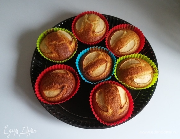 Разогреть духовку до 180°C и поставить в нее противень с формочками на 45 минут (время приготовления зависит от вашей духовки).