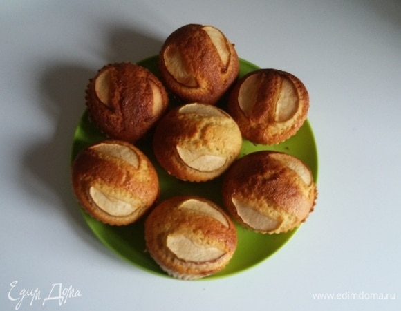 Спустя указанное время достать противень из духовки и переложить манник из формочек на тарелку. Остудить минут 5 при комнатной температуре и можно пить чай. Приятного аппетита!