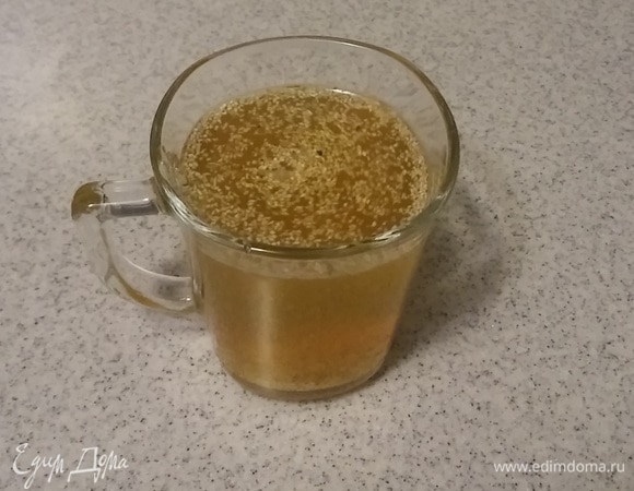 Для начала нужно приготовить маринад. Для этого в чашку нужно налить пиво светлое 4,7%, затем добавить сушеный молотый чеснок (в ингредиентах он указан, как просто сушеный), свежемолотую смесь перцев и все перемешать.