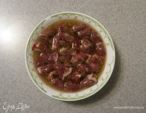 В глубокую тарелку выложить куриные сердечки, а затем залить их пивным маринадом. После чего закрыть тарелку пищевой пленкой и убрать в холодильник на 30 минут.