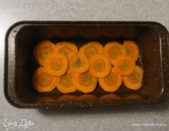 Форму, в которой будут запекаться куриные сердечки, нужно смазать растительным маслом и выложить в нее слой нарезанной моркови.