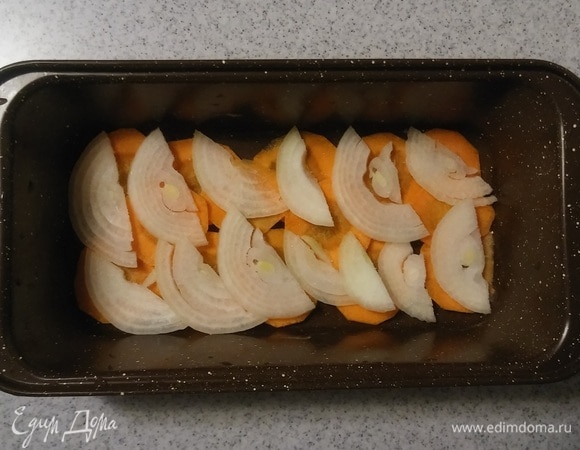 Затем на слой моркови выложить слой нарезанного репчатого лука.