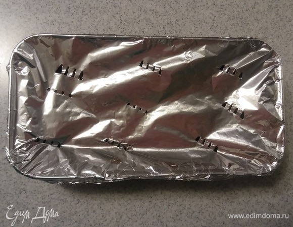 Закрыть форму фольгой, сделаа в ней дырочки в некоторых местах, и поставить ее в разогретую до 195°C духовку на 55 минут (время приготовления зависит от вашей духовки). Приятного аппетита!