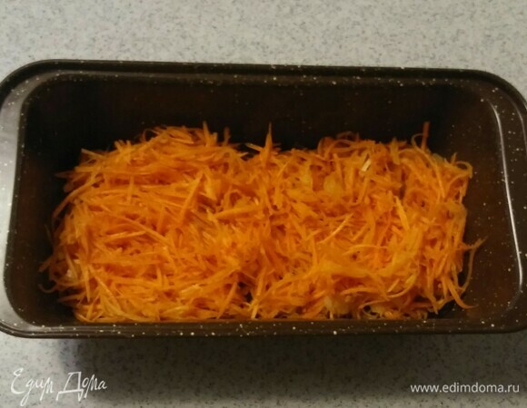 Морковь нужно натереть на мелкой терке, а репчатый лук нарезать полукольцами, разобрать руками и смешать с морковью. Смазать форму для запекания растительным маслом и выложить в нее смесь моркови с луком. После чего вылить в форму воду (я использовала кипяченую воду комнатной температуры).