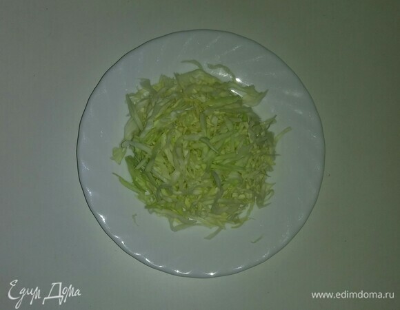 Тонко нарежьте капусту.