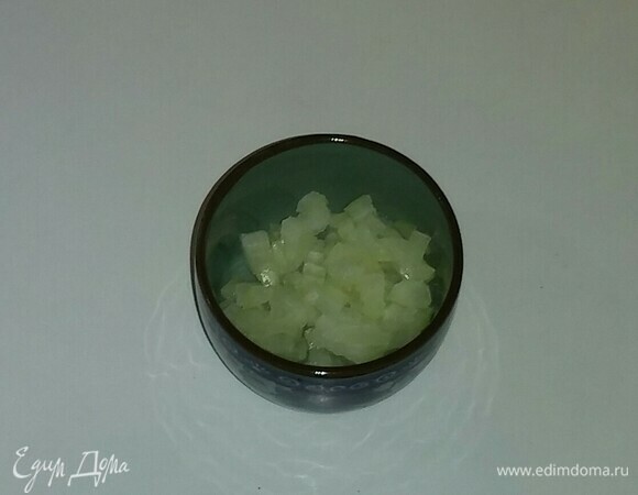 Репчатый лук нарежьте мелкими кубиками.