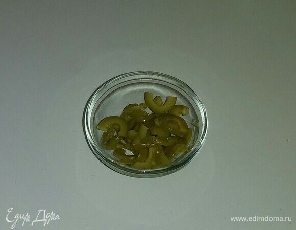 Оливки — колечками, а затем разрежьте их пополам.