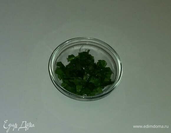 Далее мелко нарежьте зелень петрушки.