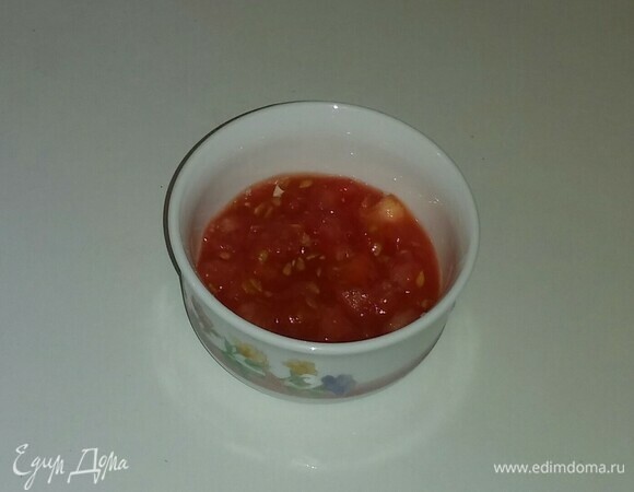 Срежьте верхнюю часть помидора. Аккуратно выньте содержимое плода и поместите мякоть в отдельную емкость.