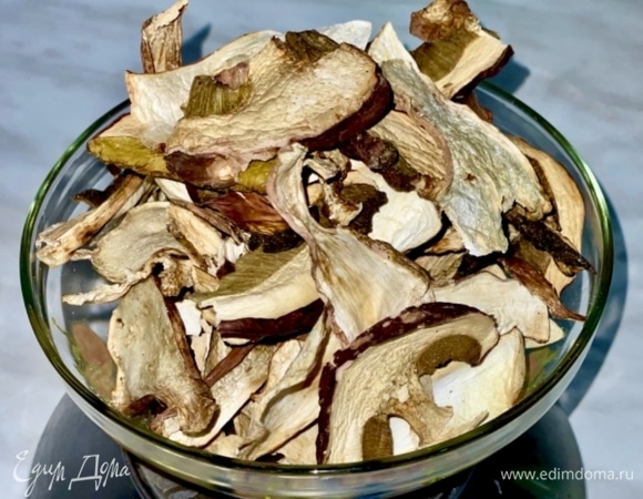 Коли похлебка грибная, то с грибов и начну. Я традиционно беру грибы сушеные, так уж в семье повелось. Да и вкуснее, на мой взгляд, ароматнее похлебка получается именно из грибов сушеных. Итак, беру сто граммов сушеных боровиков (другие породы грибов для похлебки даже и не рассматриваю). Самый распространенный способ заготовки впрок и хранения боровиков — именно сушить. Желательно в русской печке, на «вольном» духу. Но, увы, нет уже русской печки, поэтому боровики сушили хоть и не в ней, но все равно грибы получились очень духовитые! И вкусные! Чтобы приготовить суп, три литра, достаточно взять всего 100 граммов сушеных боровиков.