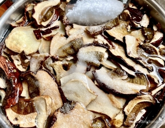 Никто не знает, как тщательно грибы перед сушкой перебирали и промывали, если собирал-сушил не сам. Поэтому мыть их надо очень тщательно перед тем, как замачивать, и уже потом оставить грибы в теплой воде как минимум часа на три. Обязательно добавить пару ложек соли.