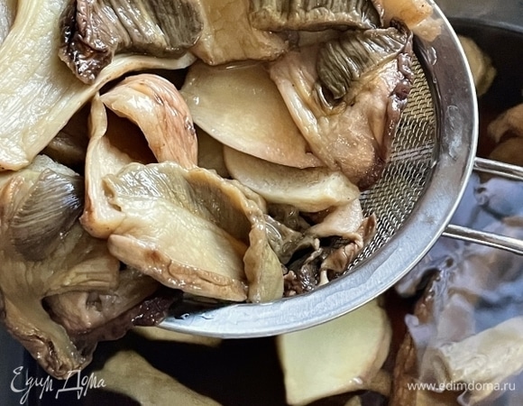 Затем грибы, буквально каждый, еще раз тщательно промыл. Знаете, будет весьма неприятно, если в процессе поглощения супа на зубах вдруг захрустят песчинки. Суп будет, я вас уверяю, очень вкусный, духовитый, а тут раз и хруст на зубах. Так что не жалейте времени, промывайте тщательно. Особое внимание уделил шляпочным поверхностям. Тщательно, но деликатно. А потом нарезал все на небольшие кусочки.