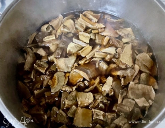 Варил я грибной бульон, как и мясной: залил грибной водой и добавил холодной — до 3-х литров. Затем довел до кипения. Нагрев до минимума, прикрыл крышкой и оставил слегка и редко побулькивать на полтора часа. Вопреки рекомендациям рецепта добавлять я ни кореньев, ни приправ не стал. По-моему, чистый грибной дух тут важнее прочих ароматов.