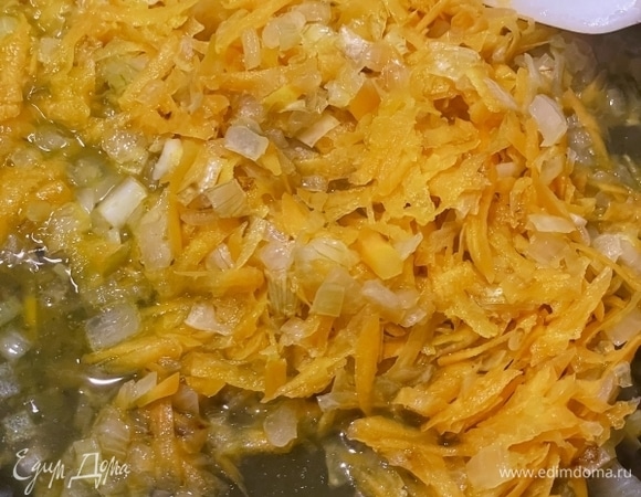 ...добавить одну тертую морковку и довести смесь до состояния той самой горячей постной пассеровки».