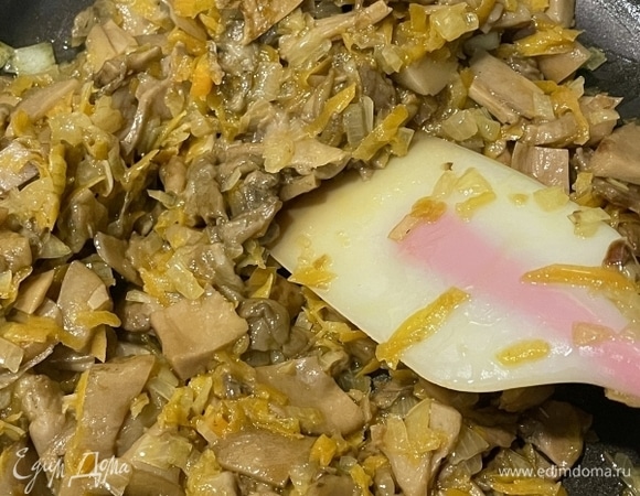 Очень аккуратно, я бы сказал, деликатно перемешал грибы с пассеровкой и хорошо прогрел смесь, буквально минут пять.