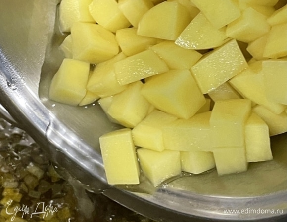 А в кастрюлю отправил пяток некрупных картофелин. Нарезать тоже некрупно не забудьте.