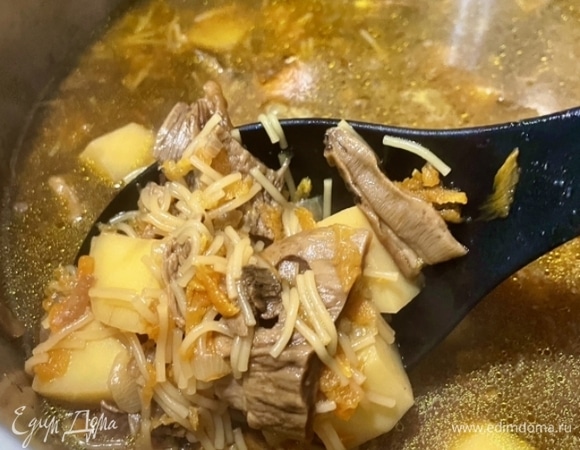 На этой стадии похлебку надо посолить. Из специй и приправ я больше ничего не добавлял. Задача стояла добиться чисто грибного духа. Просто замечу — морковку в следующий раз исключу. Лишняя она в такой похлебке.