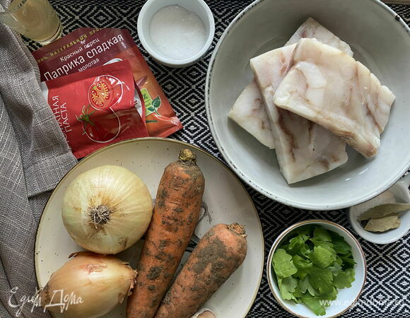 Подготовьте ингредиенты для блюда. Я использую минтай в брикетах, но также можно взять обычное филе минтая или тушку целиком.