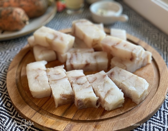 Включите мультиварку и поставьте режим «Жарка», пусть чаша нагревается. Нарежьте минтай на порционные кусочки весом 20–25 г. Немного посолите. 