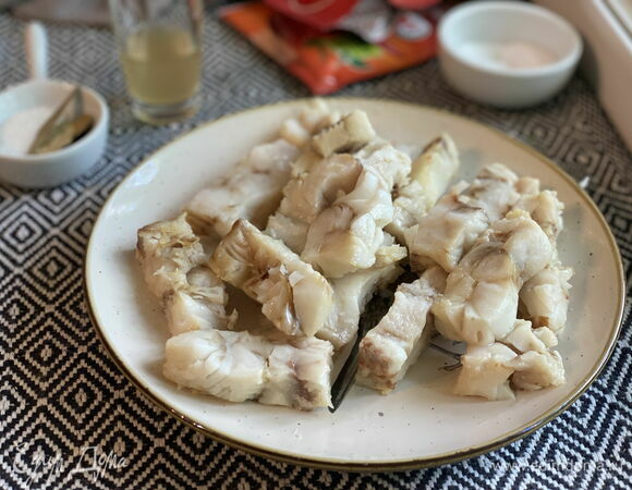 Готовую рыбу выложите на тарелку. Влейте в чашу мультиварки еще масла. Если на поверхности остались пригарины, отскребите их деревянной лопаткой — в них содержится интенсивный вкус рыбы. Благодаря ему блюдо станет вкуснее.