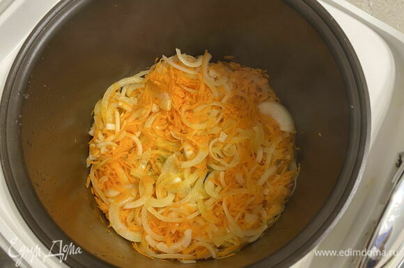 Отправьте в чашу морковь и лук, перемешайте. Переключите мультиварку на режим «Тушение». Готовьте овощи до мягкости. Они должны пассероваться (размягчаться в небольшом количестве масла на медленном огне), а не жариться. В конце добавьте чеснок, перемешайте.