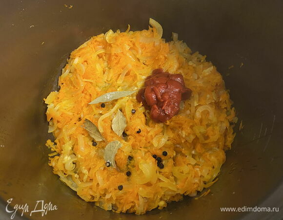 Положите в чашу лавровый лист, перец, томатную пасту, сахар и соль. Перемешайте и готовьте 2–3 минуты. 