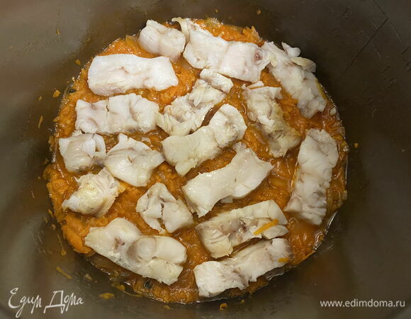 Влейте в маринад воду, закройте крышку мультиварки и тушите еще 10–12 минут. Влаги за это время должно стать меньше. Добавьте в чашу мультиварки уксус, перемешайте еще раз. Переложите половину маринада в тарелку, оставшуюся в мультиварке — разровняйте. Выложите кусочки поджаренной рыбы.