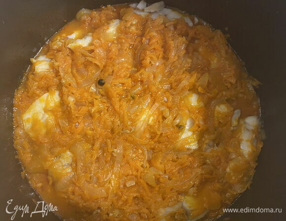 Покройте минтай оставшимся маринадом. Закройте крышку и готовьте 15 минут в режиме «Тушение». Затем оставьте рыбу под маринадом в мультиварке до полного остывания. В это время можно приготовить гарнир из риса. 